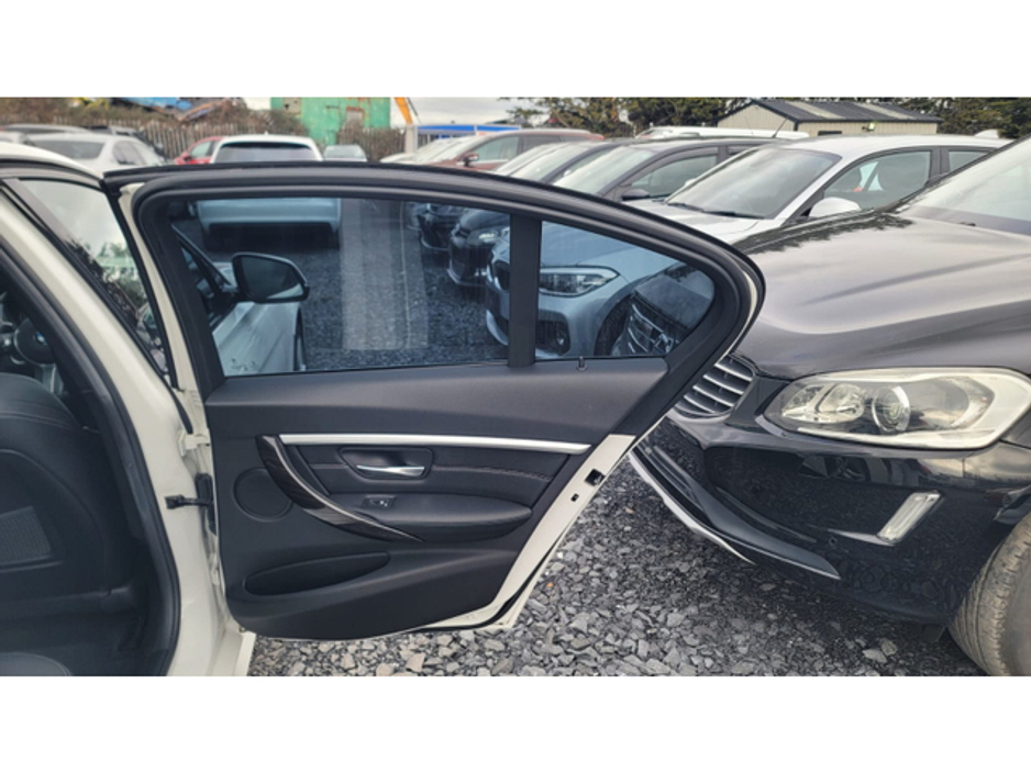 2016 BMW 3 Series - image 9