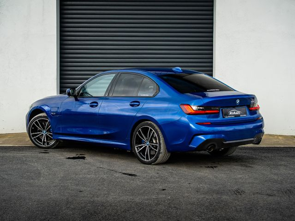 2022 BMW 3 Series - image 21