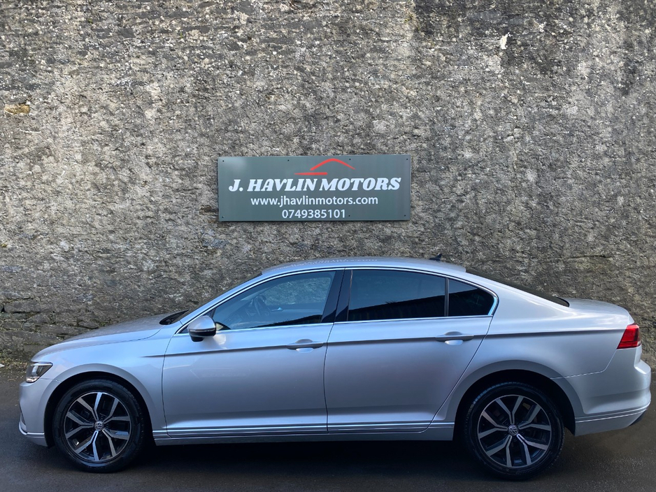 2020 Volkswagen Passat - image 5