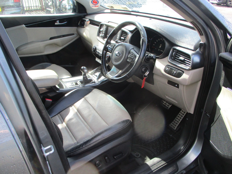 2017 Kia Sorento - image 16