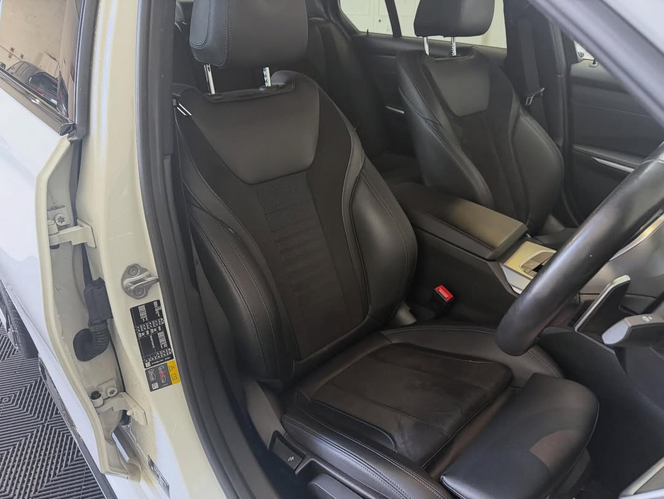 2022 BMW 3 Series - image 21