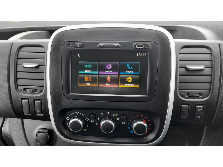 2021 Renault Trafic - image 10