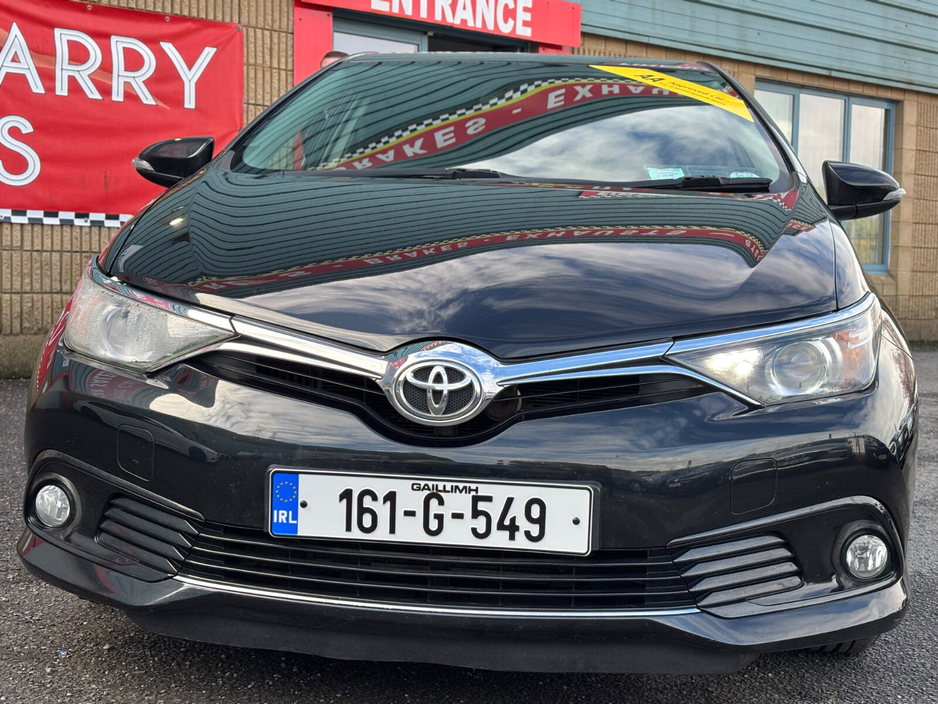 2016 Toyota Auris - image 3