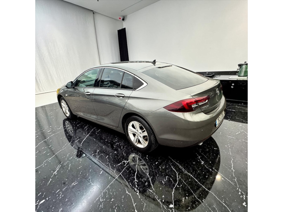 2019 Opel Insignia - image 14