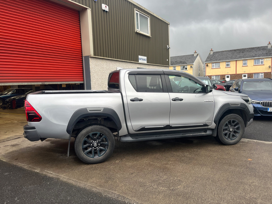 2025 Toyota Hilux - image 3