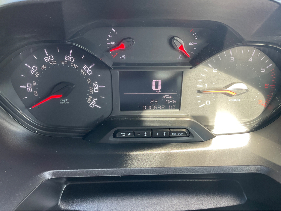 2019 Peugeot Partner - image 9