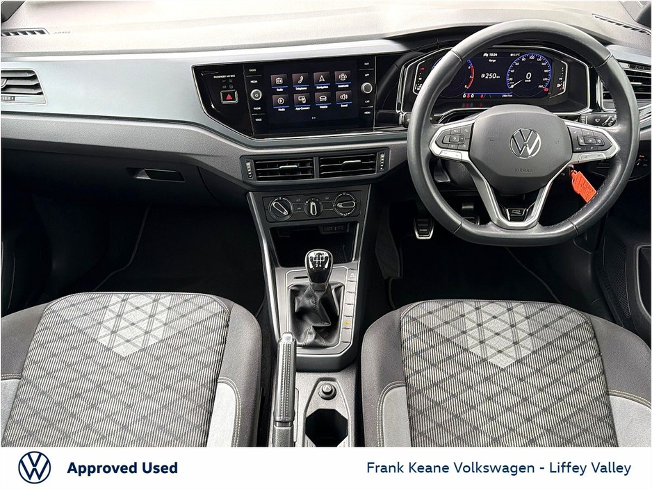 2023 Volkswagen Polo - image 2