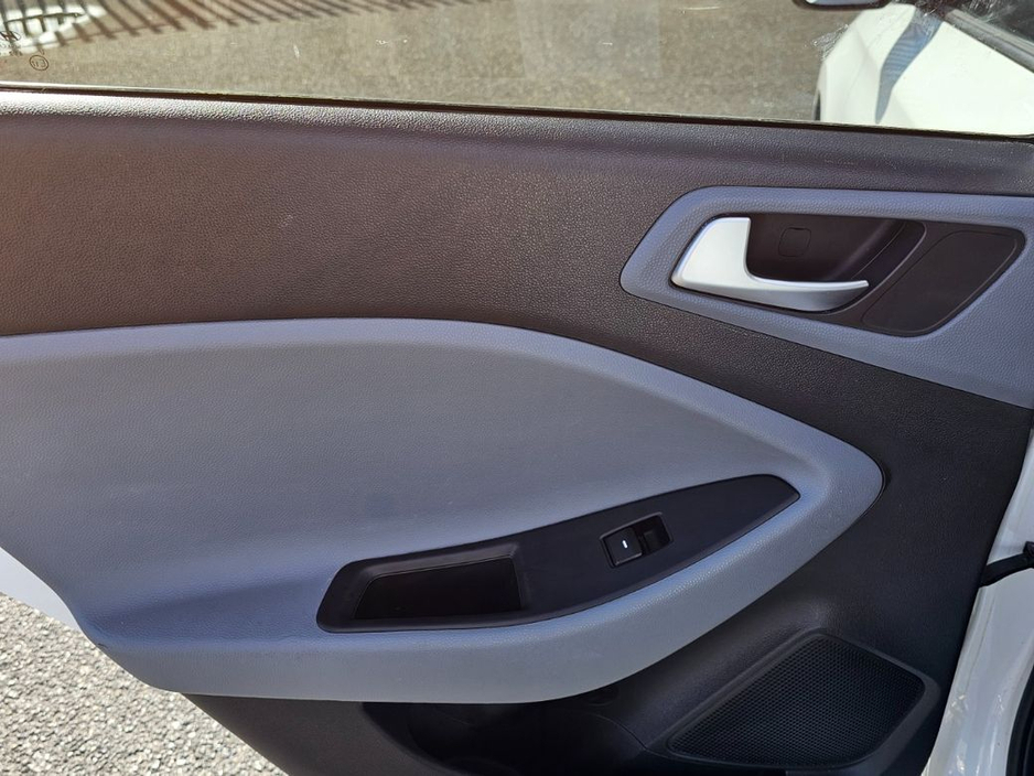 2016 Hyundai i20 - image 13