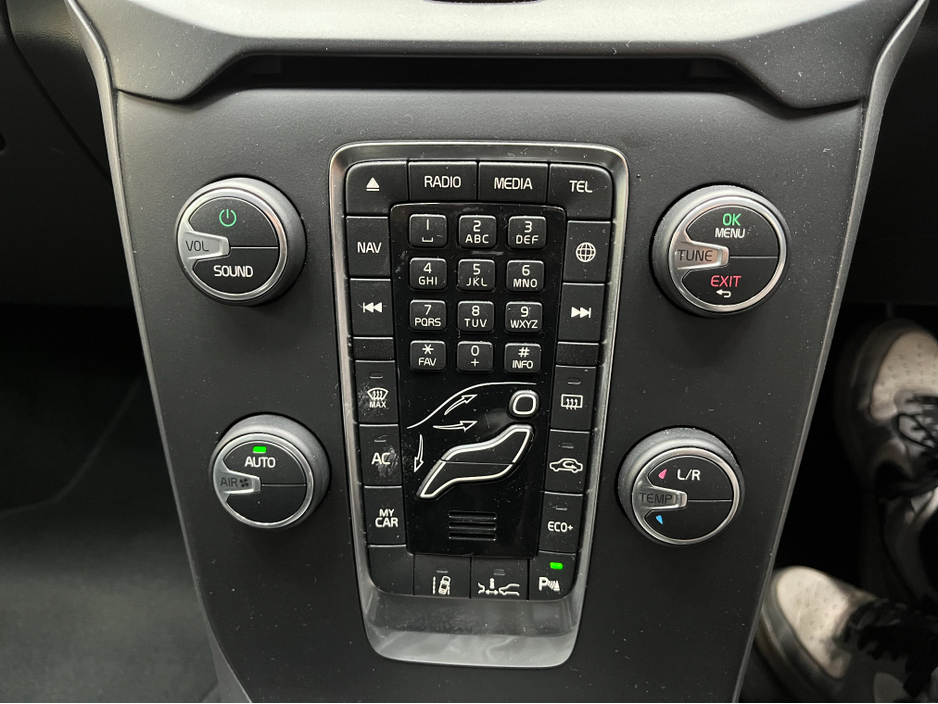 2016 Volvo V40 - image 17