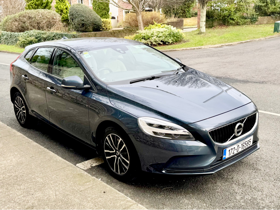 2017 Volvo V40 - image 11