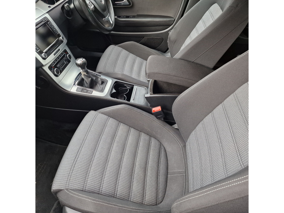 2009 Volkswagen Passat - image 14