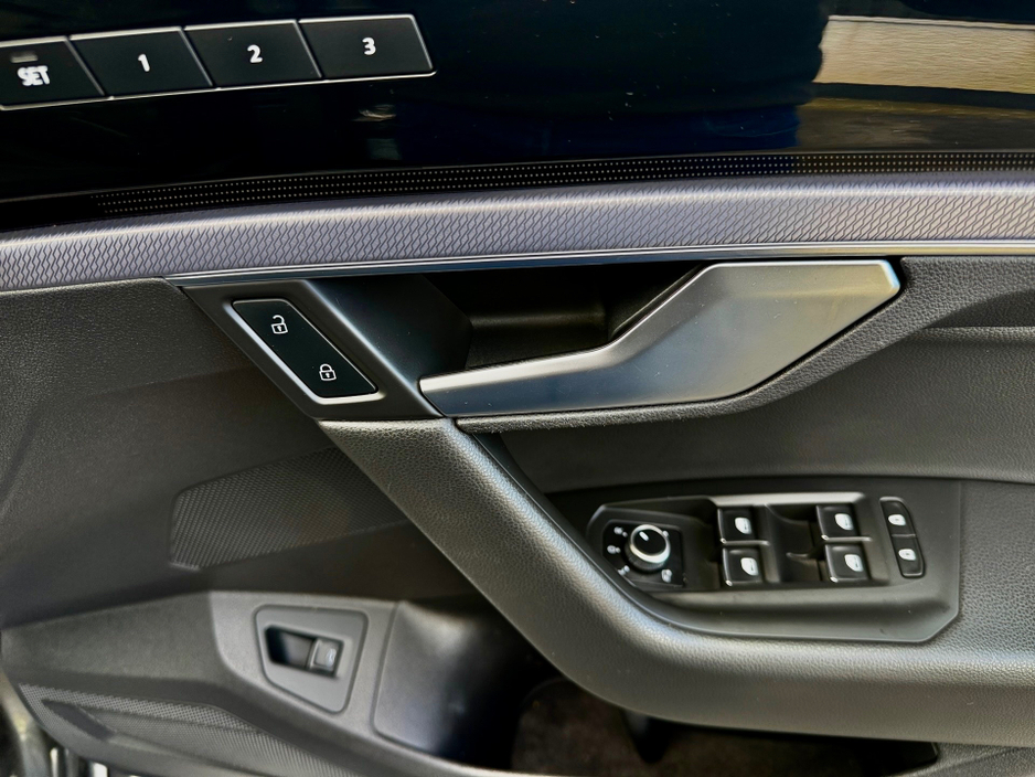 2019 Volkswagen Touareg - image 13