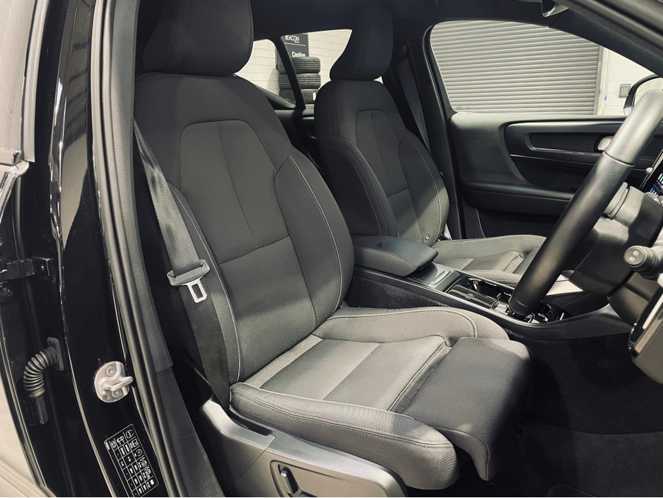 2023 Volvo XC40 - image 11