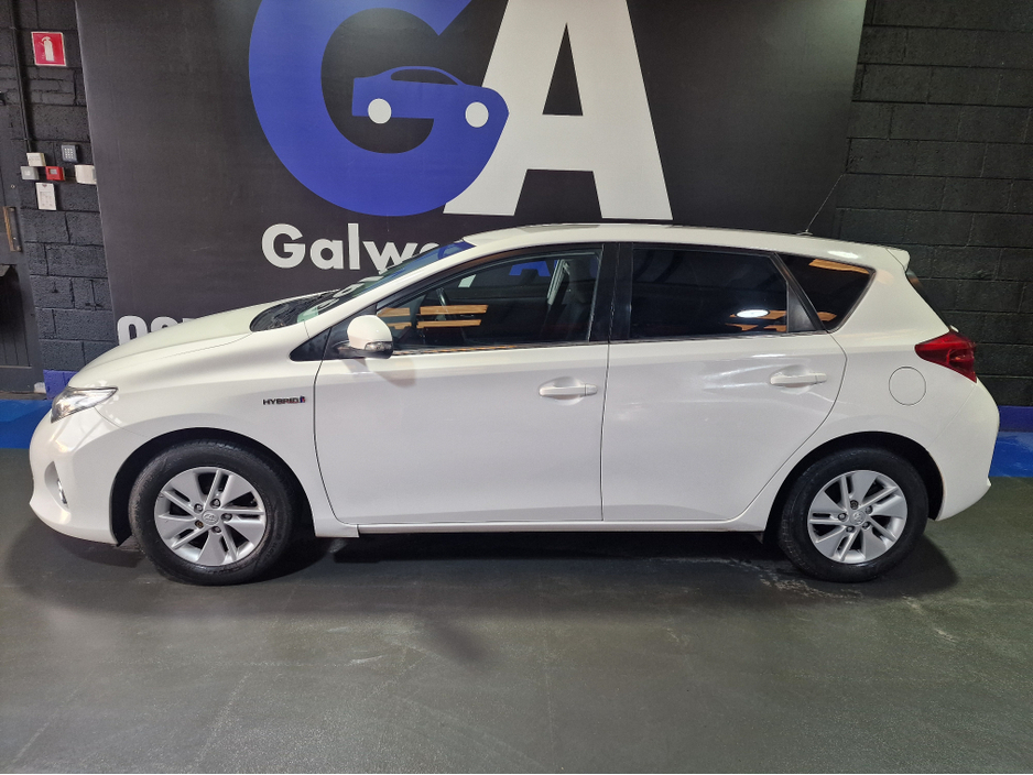 2014 Toyota Auris - image 5