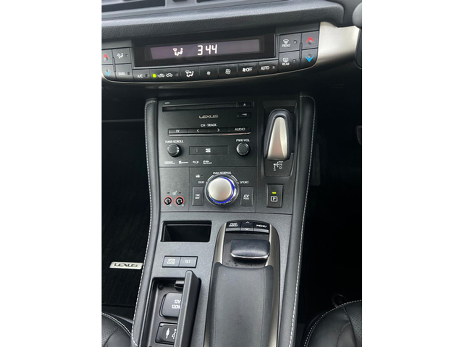 2015 Lexus CT 200 h - image 18