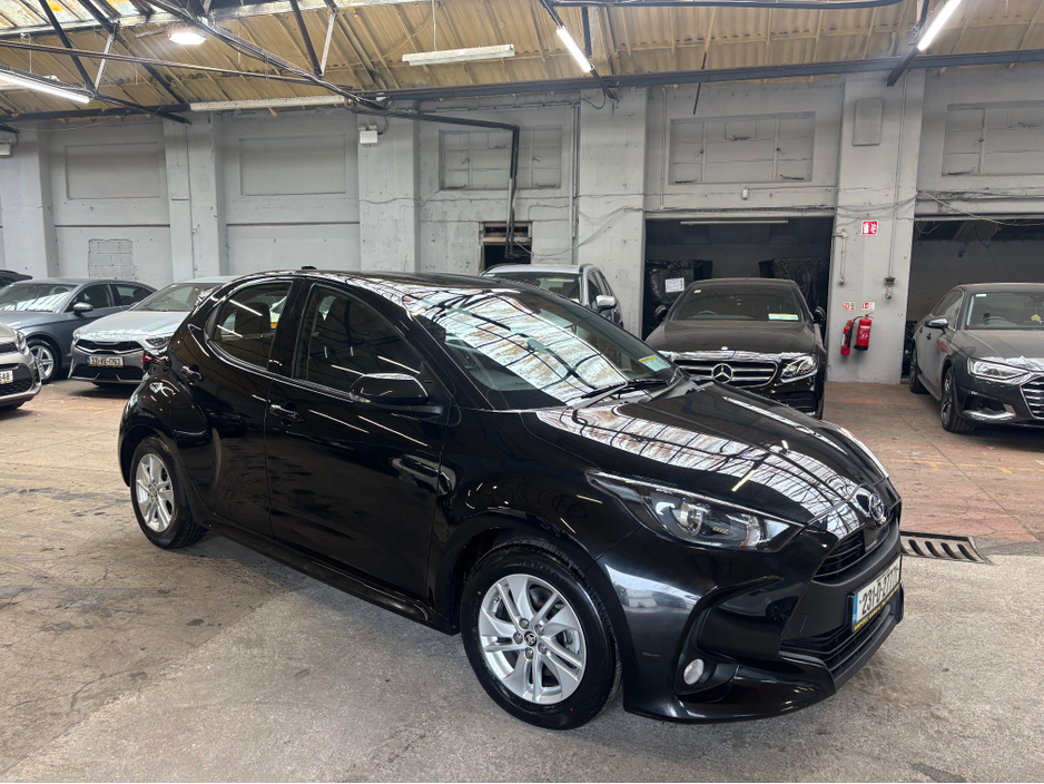 2023 Toyota Yaris - image 2