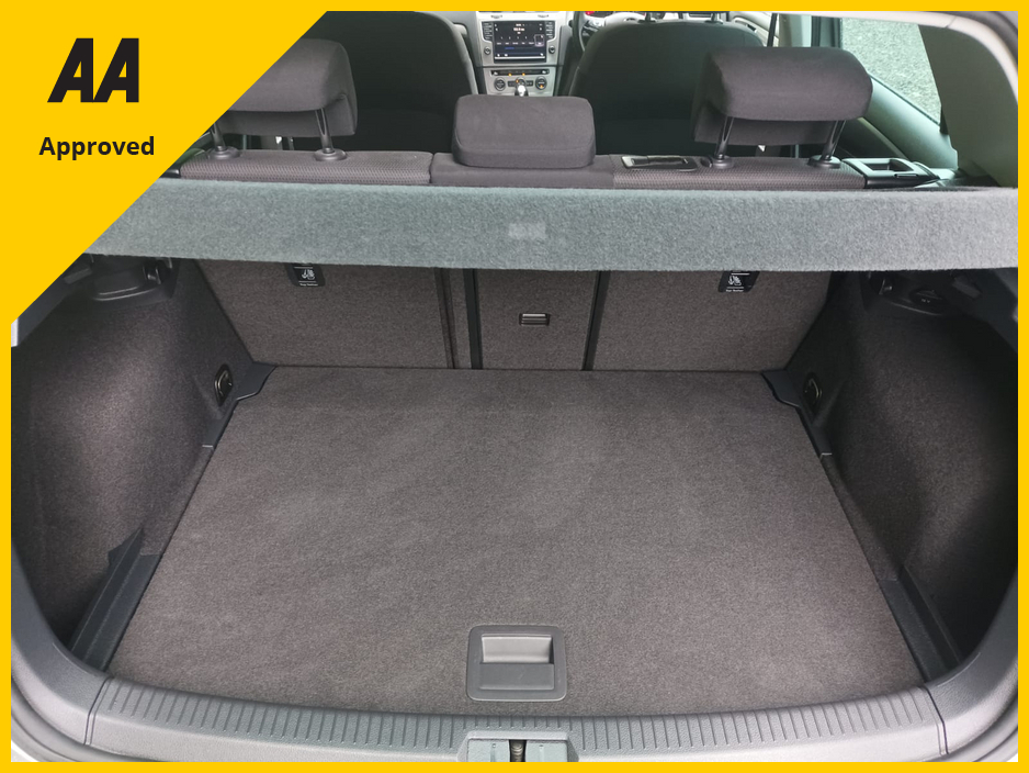 2017 Volkswagen Golf 1.2 TSI COMFORTLINE PLUS COMPREHENSIVE SERVICE HISTORY (9 STAMPS) ONLY 74,146kms FACTORY IMMOBILISER PUSH BUTTON START PROXIMITY KEY MULTI-FUNCTION STEERING WHEEL ALLOY WHEELS NCT ROADTAX €17,695