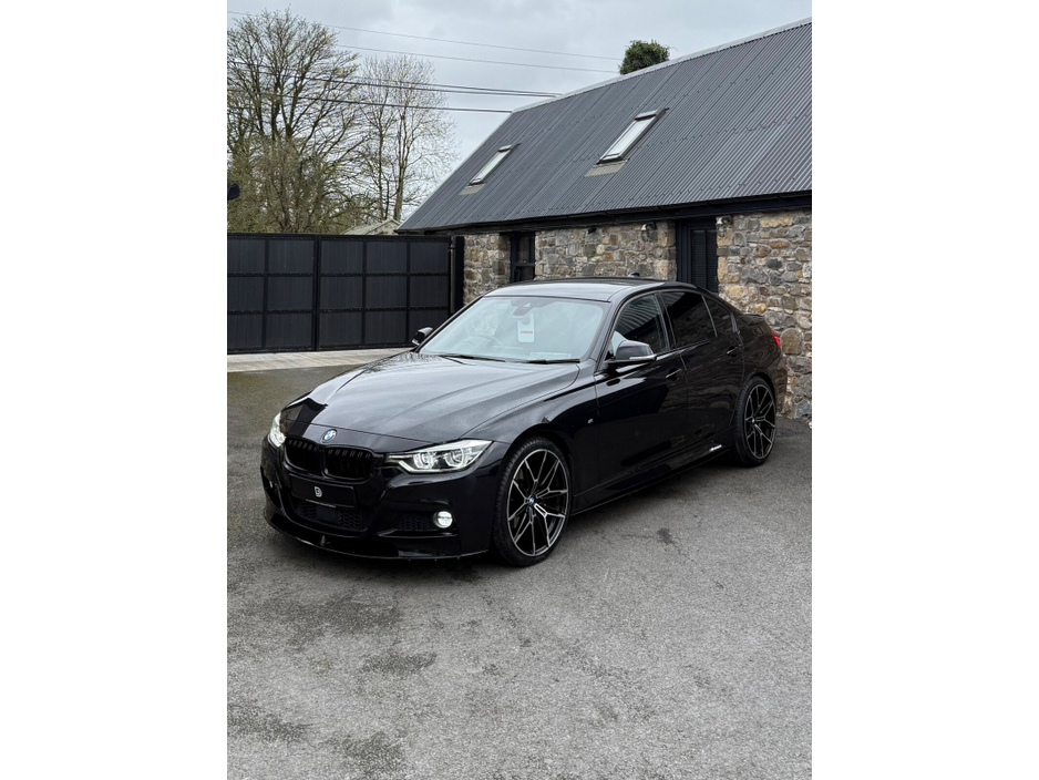 2017 BMW 3 Series - image 3