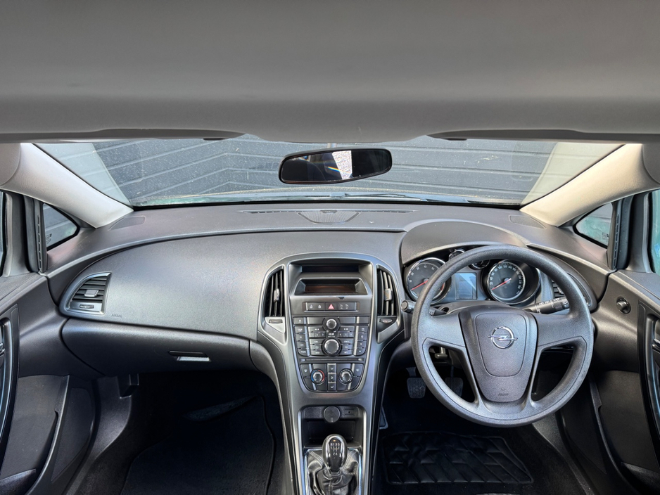 2012 Opel Astra - image 8