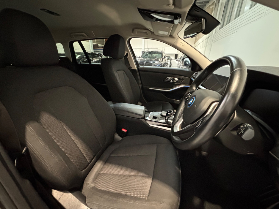 2022 BMW 3 Series - image 10