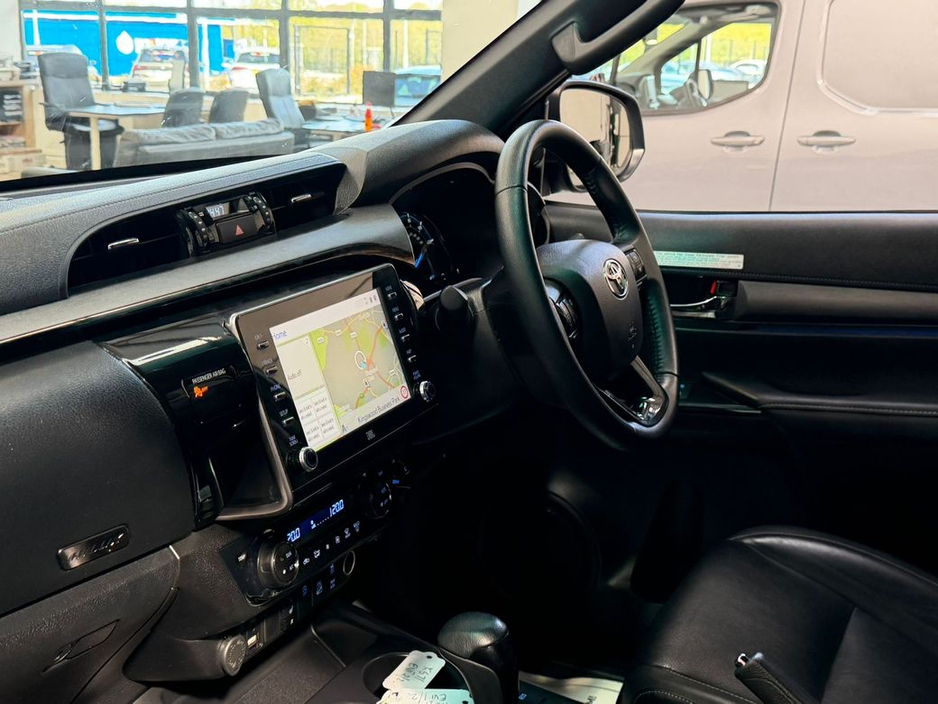 2022 Toyota Hilux - image 16
