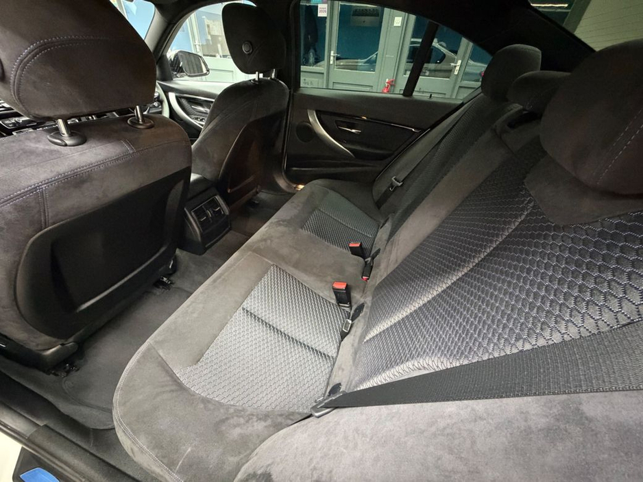 2016 BMW 3 Series - image 27