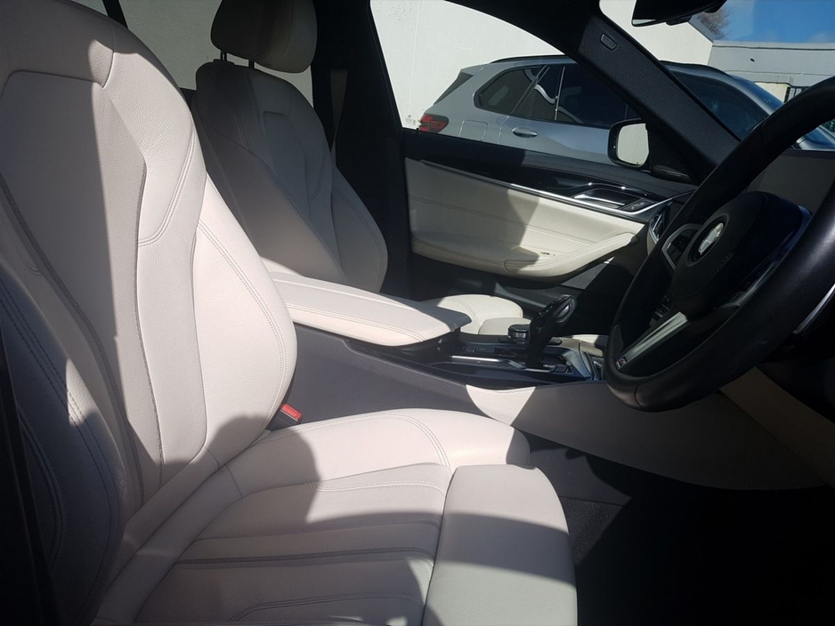 2020 BMW 5 Series - image 9