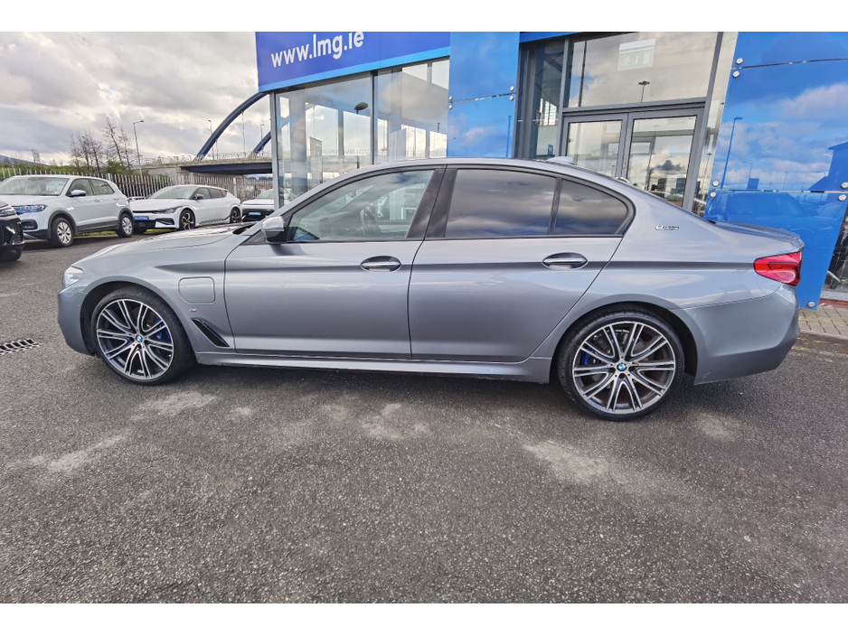 2017 BMW 5 Series - image 6