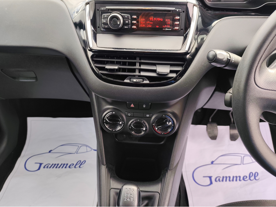 2015 Peugeot 208 - image 11