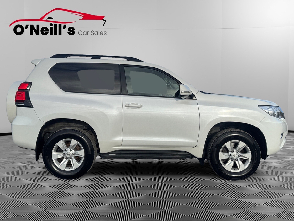 2019 Toyota Landcruiser - image 3