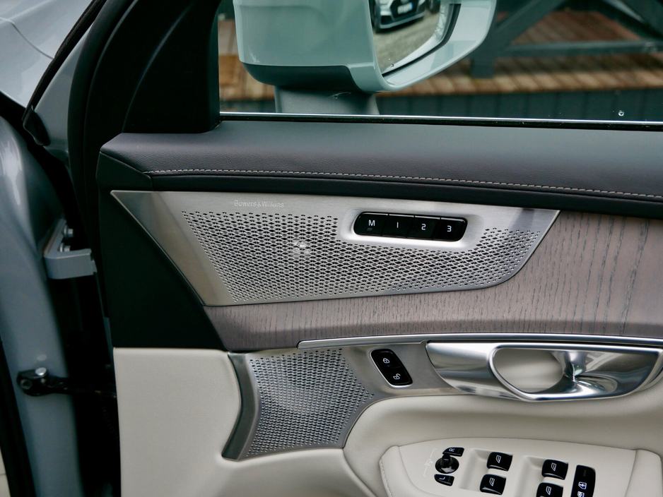 2025 Volvo XC90 T8 PHEV AWD Ultra Bright