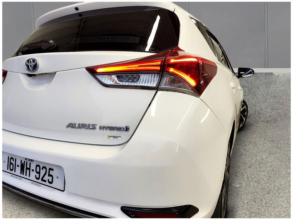 2016 Toyota Auris - image 5