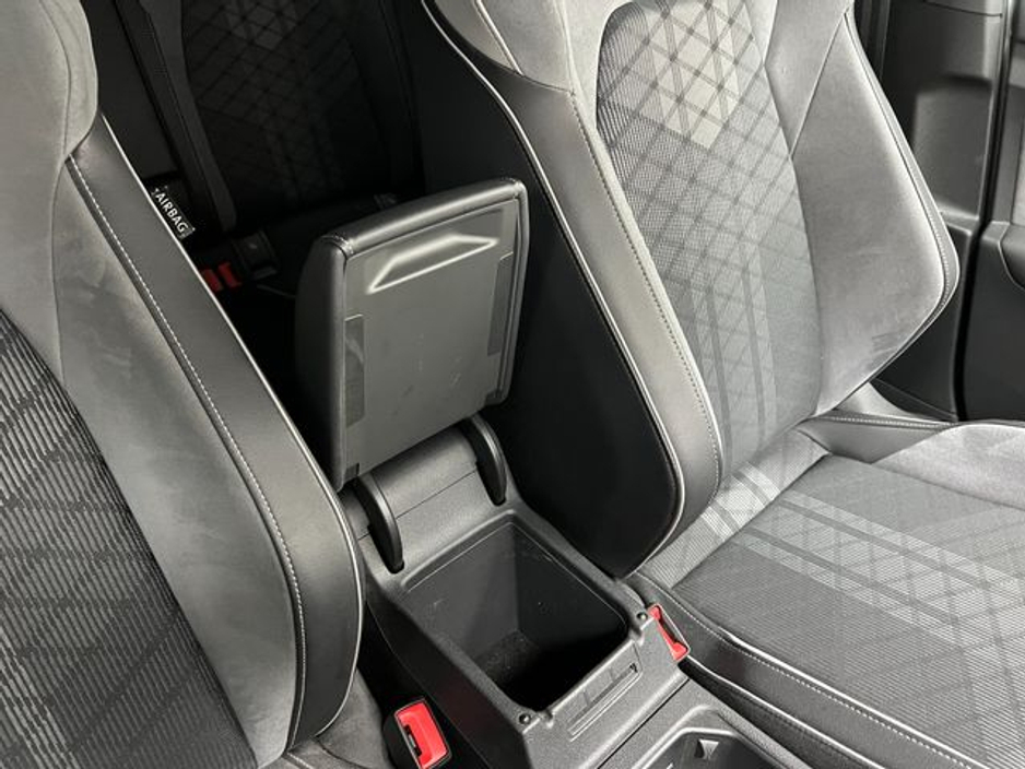 2023 Volkswagen Golf - image 31