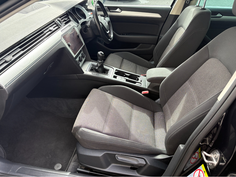 2018 Volkswagen Passat - image 6