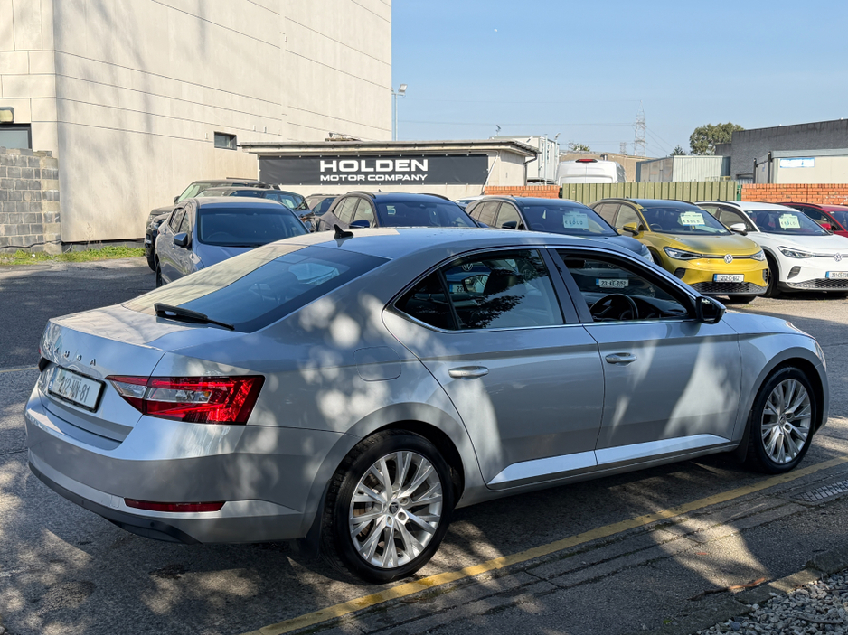 2021 Skoda Superb - image 8