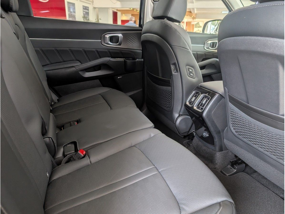 2026 Kia Sorento - image 9