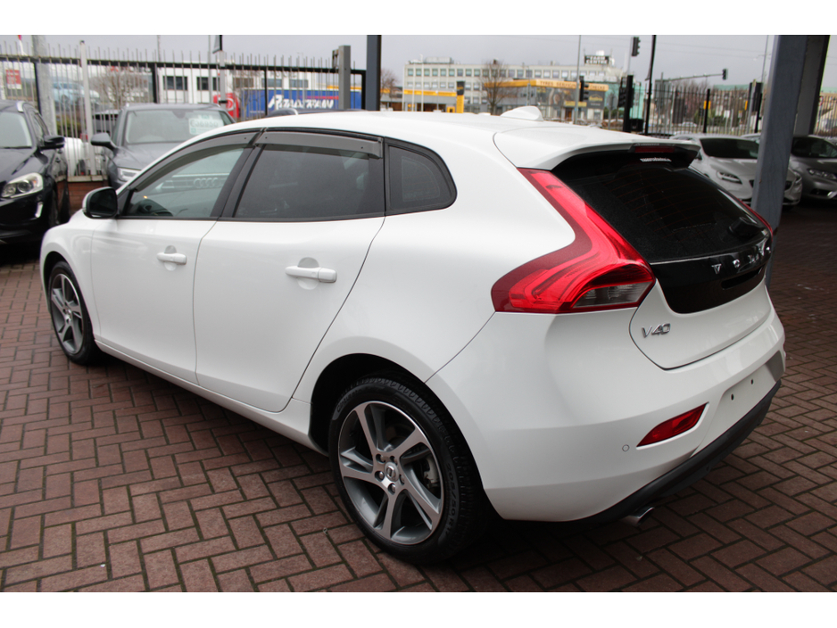 2017 Volvo V40 - image 6