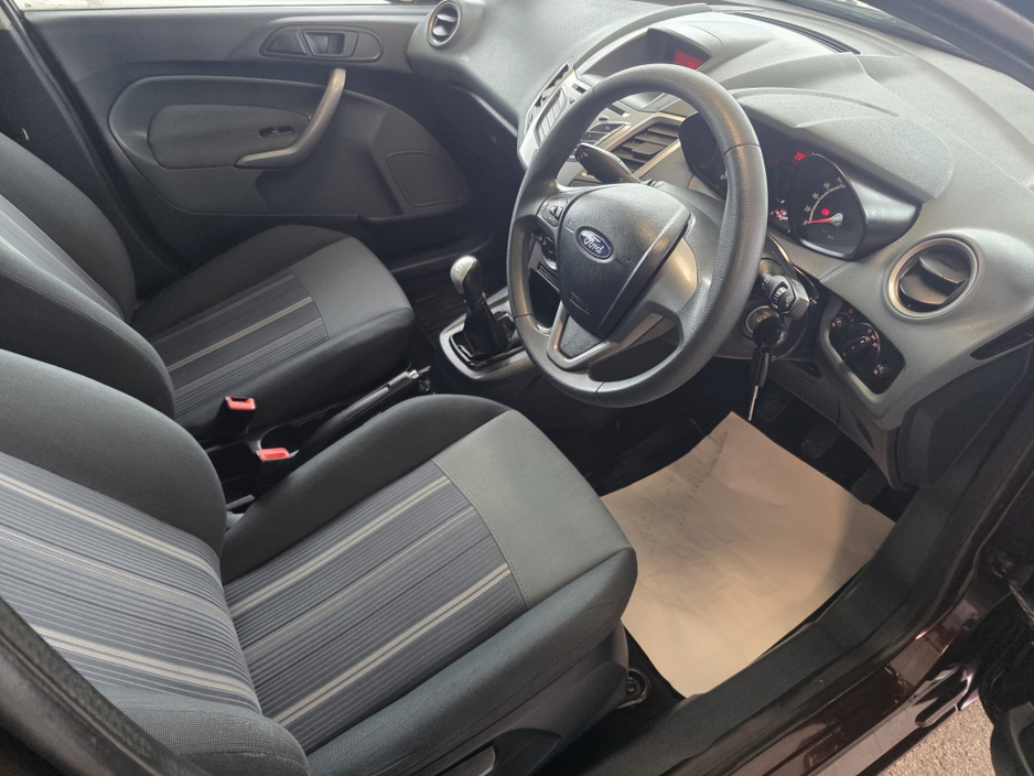 2010 Ford Fiesta - image 9