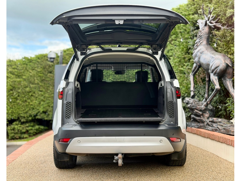 2021 Land Rover Discovery - image 4