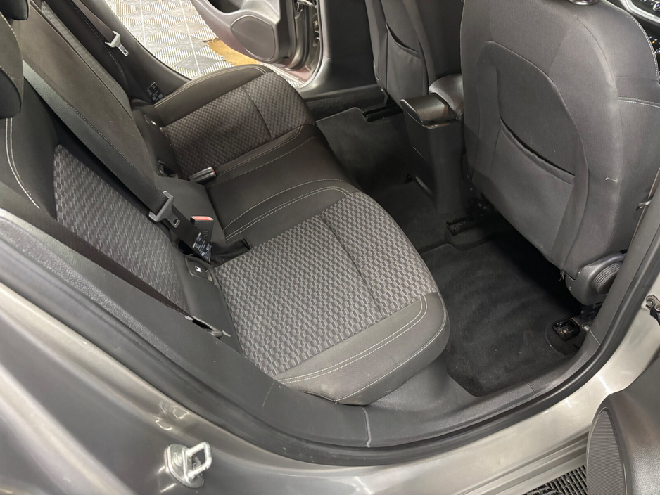 2017 Vauxhall Astra - image 12