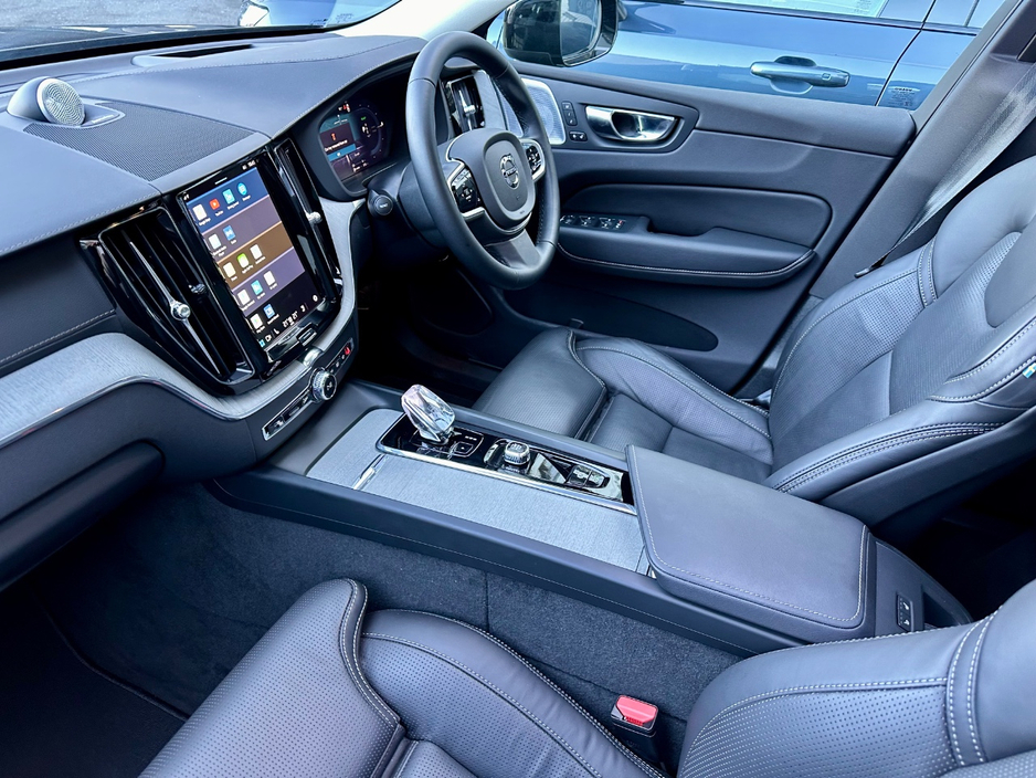 2025 Volvo XC60 - image 8