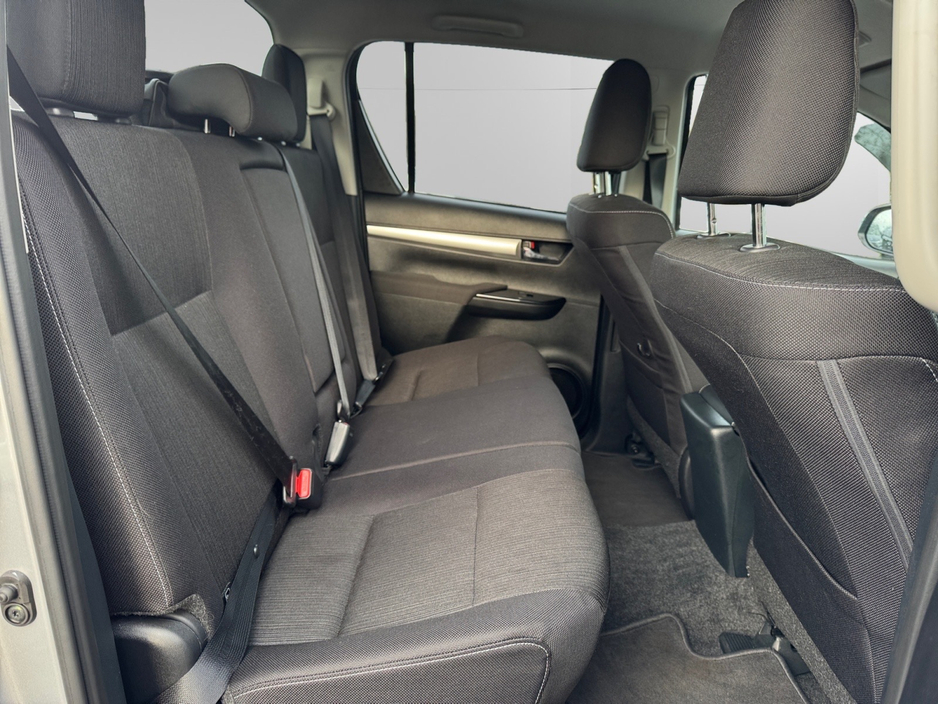 2025 Toyota Hilux - image 13