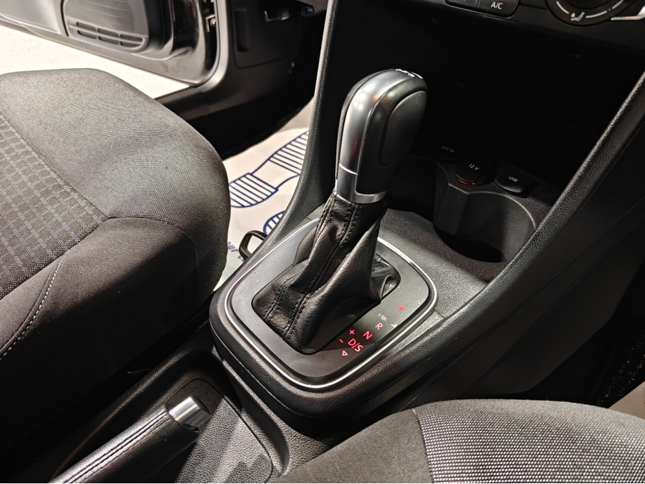 2015 Volkswagen Polo - image 10