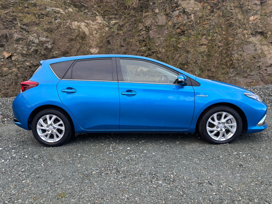 2016 Toyota Auris Hybrid €13,950