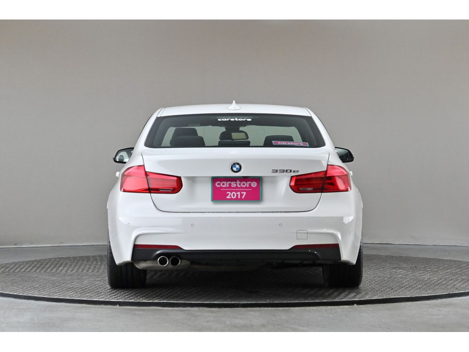 2017 BMW 3 Series - image 8