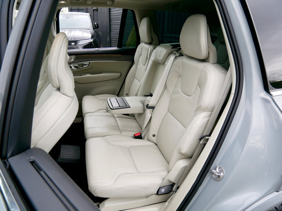 2025 Volvo XC90 T8 PHEV AWD Ultra Bright