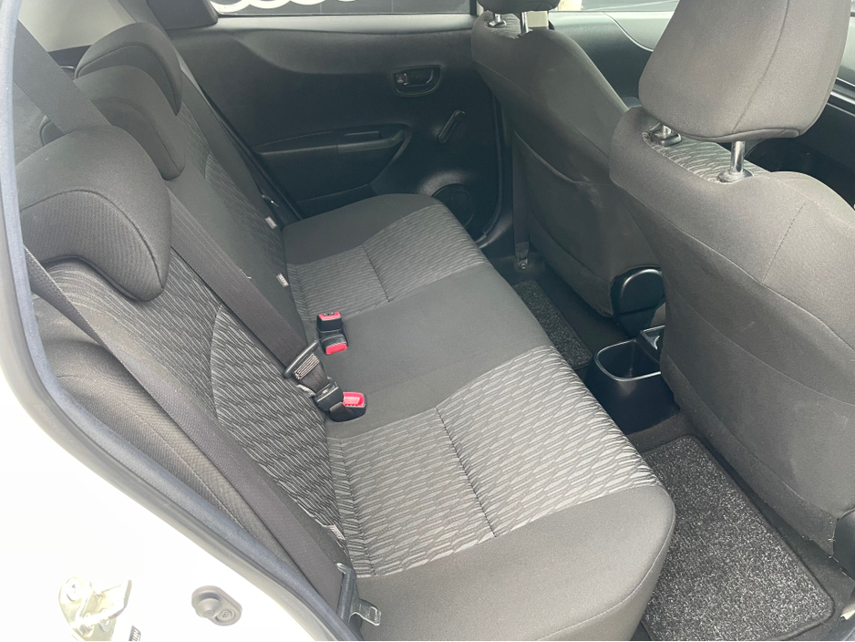 2012 Toyota Yaris - image 13