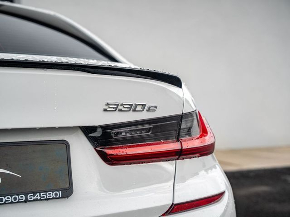 2022 BMW 3 Series - image 16