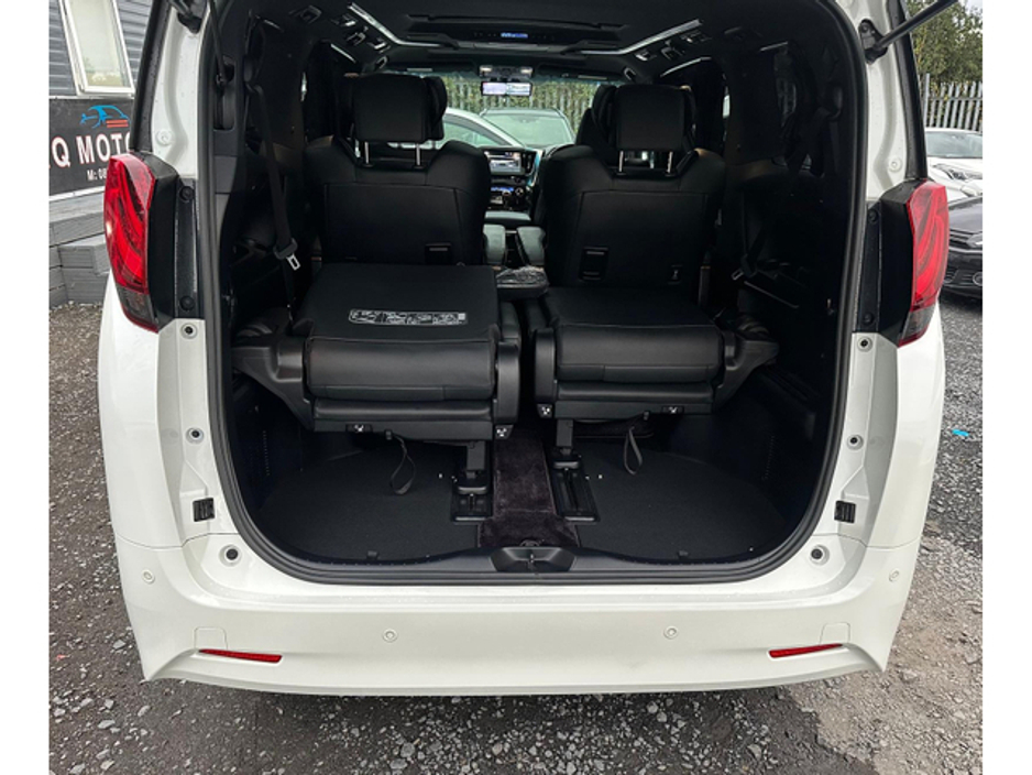 2015 Toyota Alphard - image 9