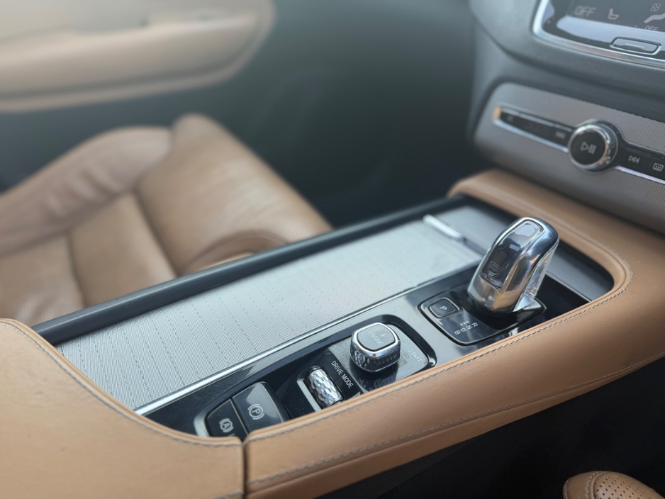 2016 Volvo XC90 - image 12